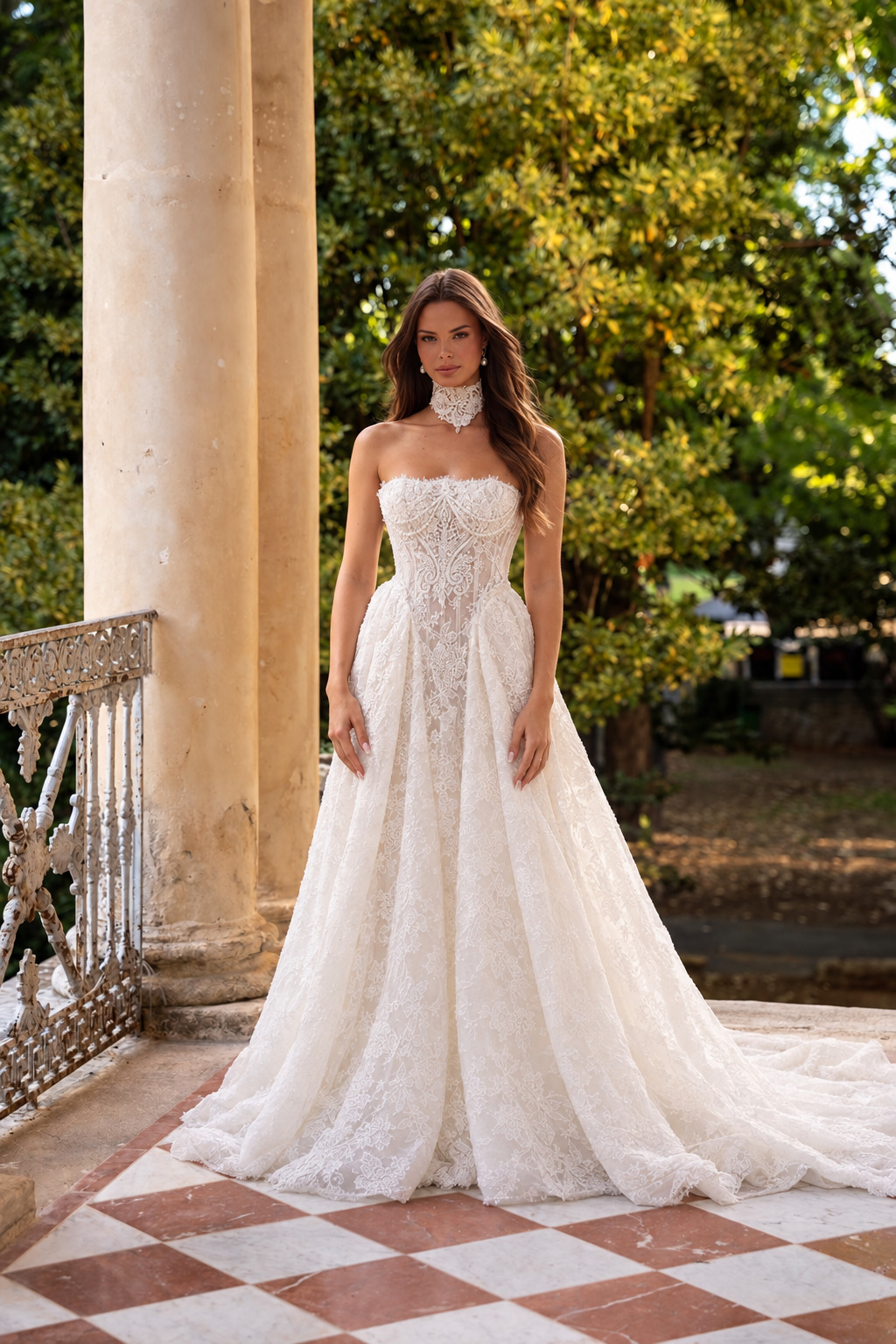 Robe de mariée près du corps avec détails fleuris, vue en pied